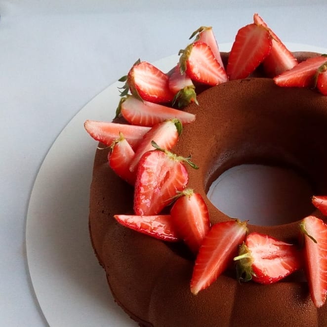torta moderna al cioccolato e fragola