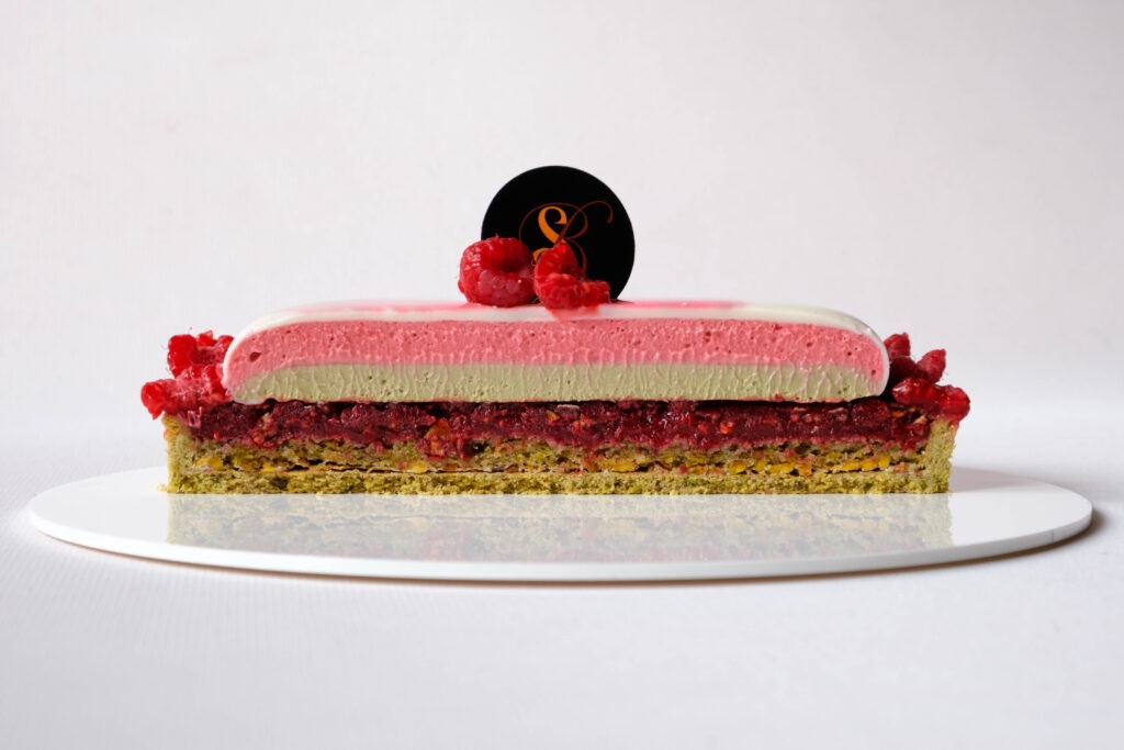 crostata moderna magnolia lamponi e pistacchio