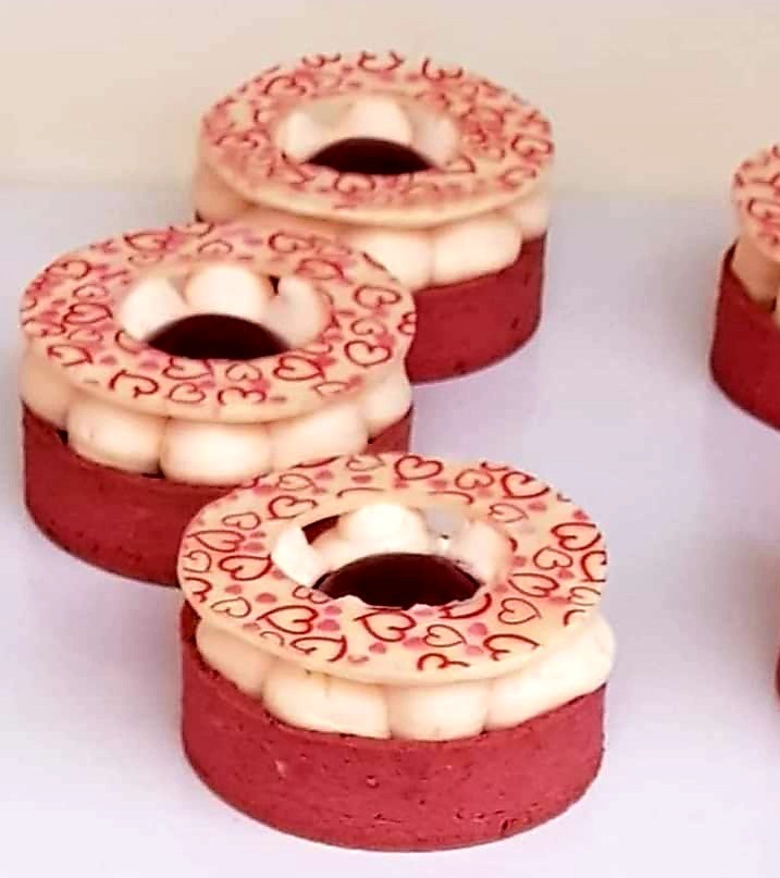 L’uso dei fiori in cucina ha origini molto antiche. Vengono aggiunti principalmente a scopo decorativo, per dare quel tocco di colore in più, ma oltre all’aspetto, sono anche particolarmente ricchi di vitamine e sali minerali
