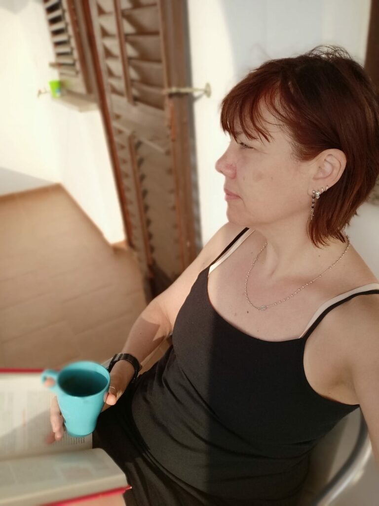 caffè abitudine o coccola?
La mattina del primo giorno di ferie finalmente il ritmo frenetico delle giornate lavorative lascia spazio ad un po’ di relax così, quasi automaticamente mi trovo a sorseggiare un caffè sul terrazzo